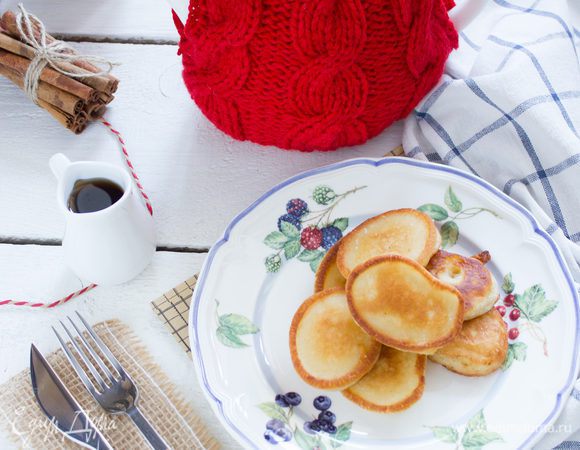 Разогрейте в сковороде растительное масло, наливайте тесто столовой ложкой, и жарьте до золотистого цвета. Подавайте с кленовым сиропом или со сметаной. 