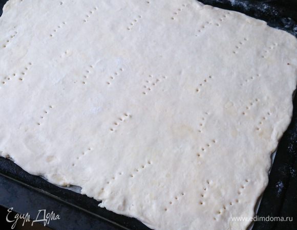 Перенести на лист. Наколоть корж вилкой и выпекать в разогретой до 220°С духовке 15-20 минут. Духовку обязательно разогреть заранее, иначе при низкой температуре масло потечет.