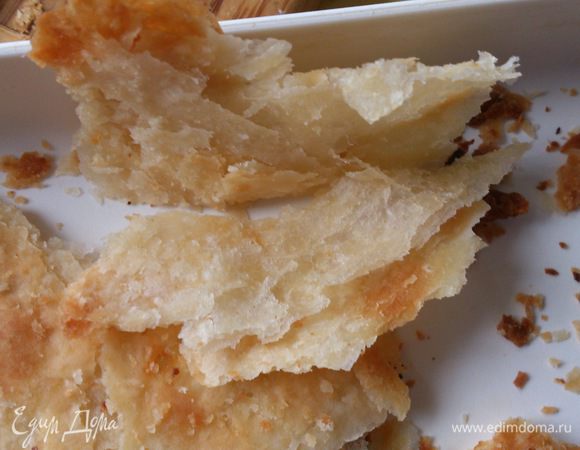 Корж должен быть очень хорошо пропечен, если его приподнять лопаткой посередине, то он не гнется. Имеет красивый золотистый цвет и хорошо слоится.