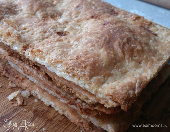 Готовые коржи разрезать пополам и остудить.