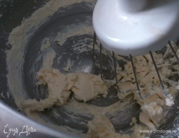 Готовим крем. Размягченное сливочное масло взбиваем венчиком.