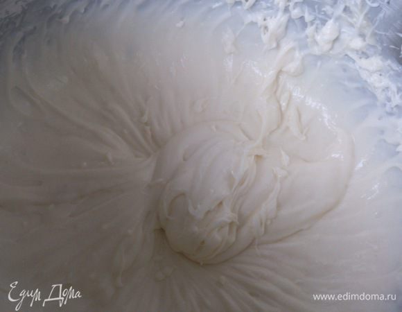 Продолжая взбивать на средней скорости, добавляем понемногу заварной крем. Масса должна стать гладкой и нежной.