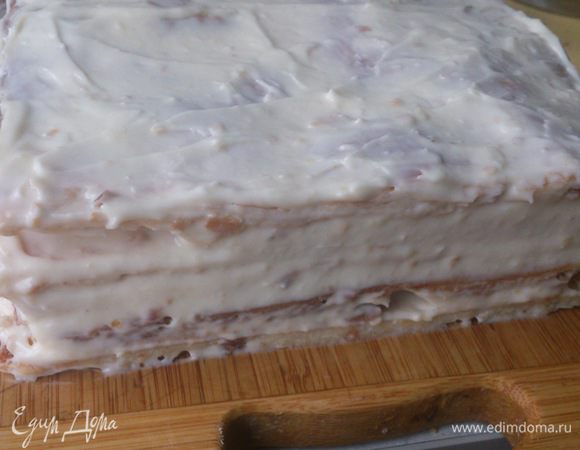 Пять коржей промазываем обильно кремом и складываем один на один. Верх и бока также хорошо обмазываем.