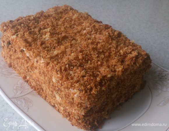 Шестой корж раскрошить скалкой и посыпать верх и бока тортика.