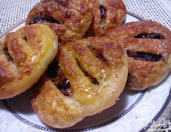 Тесто прекрасно хранится в морозилке. Только размораживать нужно обязательно в холодильнике. Из него можно испечь вот такое вкусное печенье по рецепту Лизы http://www.edimdoma.ru/retsepty/54021-pechenie-iz-banberi