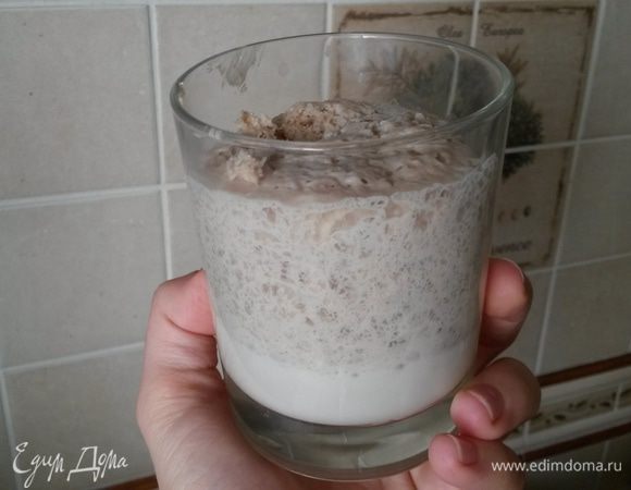 Разводим дрожжи в 60 мл теплого молока, добавив щепотку соли и 0,5 ст. л. сахара. Оставляем в теплом месте до появления "шапки".