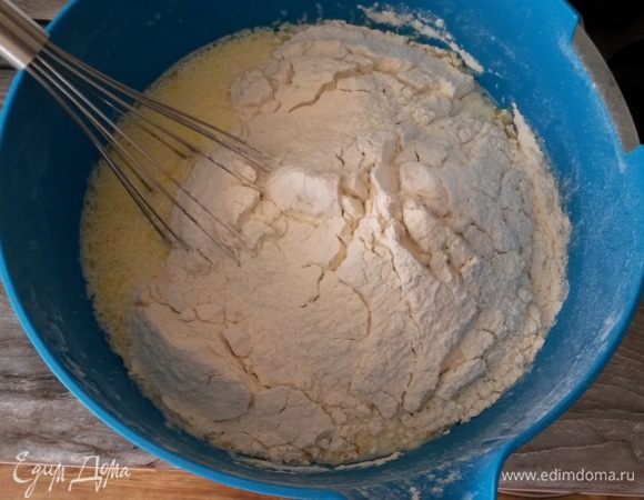 Подогреваем оставшееся молоко. Добавляем подошедшие дрожжи, яйца, оставшиеся соль и сахар, просеиваем муку. Перемешиваем венчиком до однородности. Добавляем растительное масло, еще раз перемешиваем.