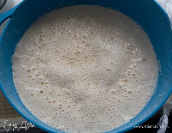 Закрываем миску пищевой пленкой и оставляем в теплом месте на 2 часа. За это время тесто должно 3-4 раза хорошо подняться. Каждый раз поднявшееся тесто перемешиваем венчиком.