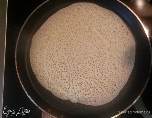 Выпекаем блины на сухой сковороде на среднем огне до золотистого цвета с двух сторон.
Приятного чаепития!