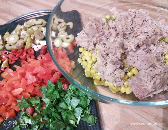 В миске смешать горошек, кукурузу, тунец. Добавить нарезанный кубиком перец болгарский, чили, оливки и кинзу. Посолить и поперчить по вкусу. Смешать с майонезом и лимонным соком. Кто майонез не употребляет, может его заменить таким соусом: смешать йогурт с горчицей, оливковым маслом, солью и перцем.