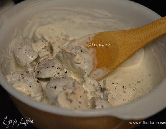 Грибы шампиньоны очистить, помыть, нарезать крупные. Смешать грибы со сливками, лимонным соком. Посолить и поперчить. Добавить щепотку мускатного ореха, перемешать.