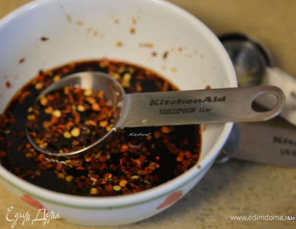 Смешать сахар, соевый соус, сок лайма, красный перец хлопьями, чеснок мелко нарезанный, 3 ст. л. арахисового масла. Смешать смесь с говядиной тонко нарезанной. Мариновать при комнатной температуре 15 минут.