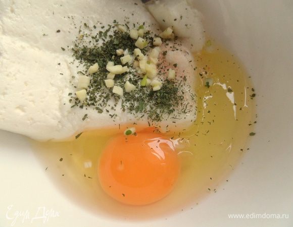 Отправить в творог вместе с зеленью и солью.