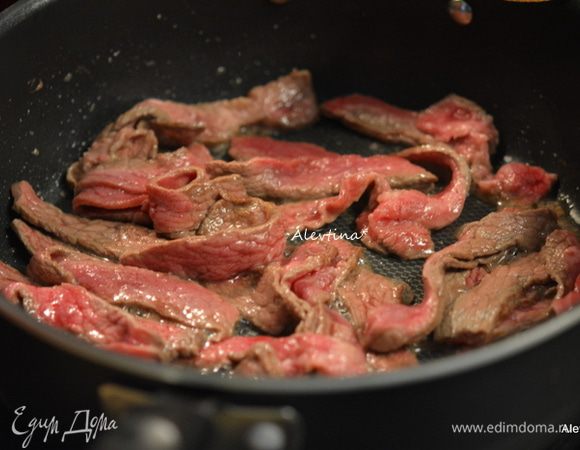 Разогреть 1 ст. л. арахисового масла на сковороде. Выложить говядину с маринада и жарить на высоком огне примерно 2 минуты или до коричневого цвета говядины. Маринад отложить в сторону.