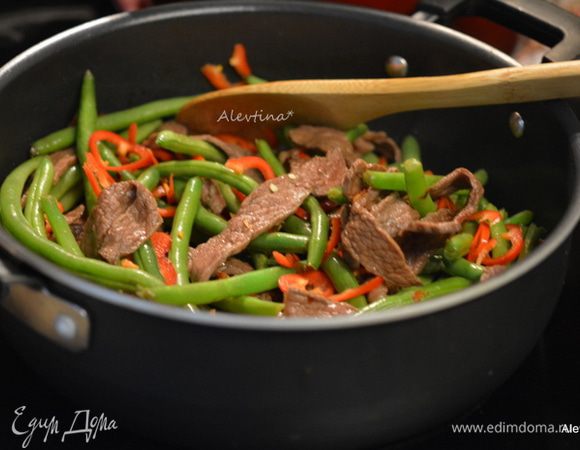 Добавить в блюдо зеленую очищенную фасоль, нарезанный сладкий красный перец. Готовить помешивая 3 минуты.