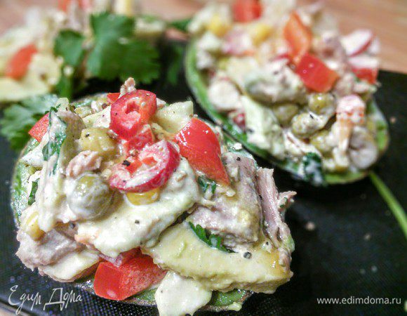 Наполнить половинки авокадо щедро салатом, так, чтобы с горкой.