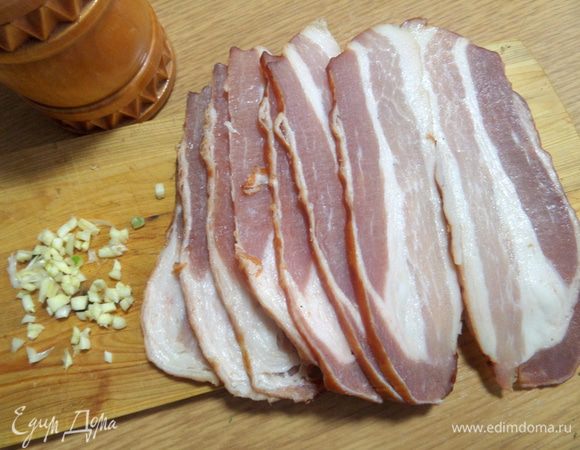 В это время подготовим бекон. Можно обмотать ломтиками вокруг сырника. Я разделила каждую полоску пополам.