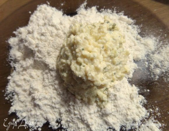 Переносим в муку ложку творожного теста.