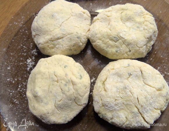 Формируем как обычные сырники. Вышло 4 крупных.