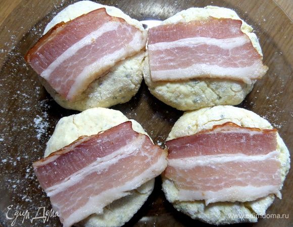 Прижимаем с каждой стороны кусочек бекона.