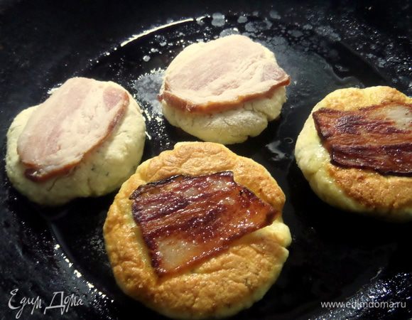 Переносим сырники в разогретую сковороду,добавив немного масла.