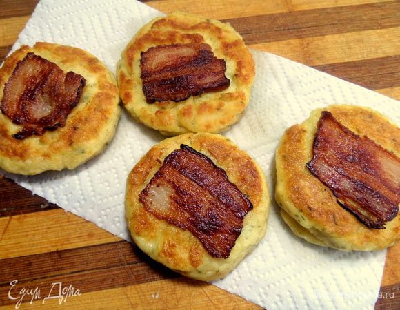 Промокнуть лишний жир на салфетке.