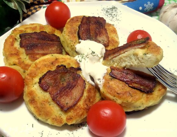 Сырничек нежный, а хрустящий бекон дополняет вкус!