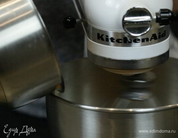 Затем, не прекращая взбивать желтки, медленно влить горячий сироп. Взбивать желтки, пока они не остынут до комнатной температуры. Взбивать нужно на скорости выше средней. У меня диапазон до 10, я взбиваю на 8.

После взбивания разделить массу на 3 части по 90 грамм.