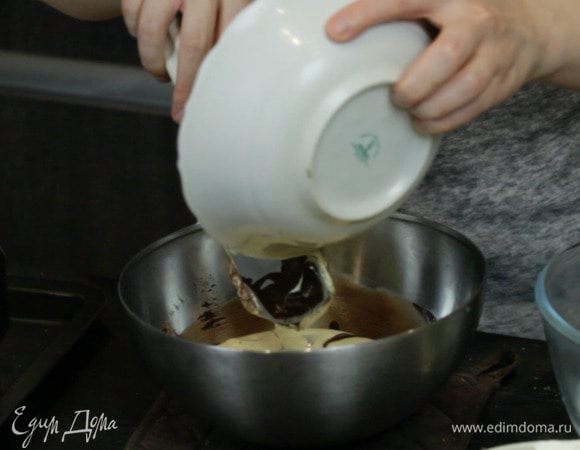 Растопить 90 г горького шоколада на водяной бане. Замочить 2 листа желатина. Затем в растопленный шоколад вмешать часть (90 г) желтковой массы. 