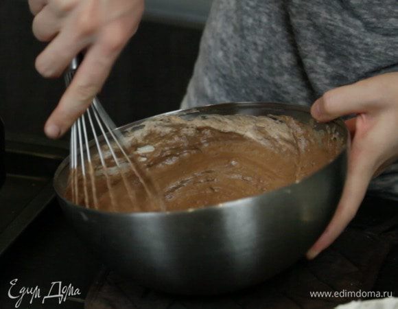 Вмешать одну часть (166 г) сливок. Аккуратно перемешать до однородности. Вылить первый слой на основу из печенья и убрать на 10 минут в холодильник.