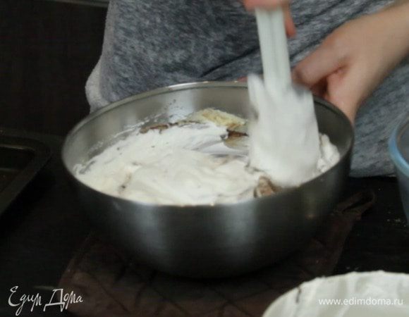 Затем повторить процедуры для других слоёв. Растапливаем 100 г молочного шоколада, но уже замачиваем 3 листа желатина. Примешиваем к шоколаду 90 г желтков, растапливаем желатин и примешиваем к шоколадно-желтковой массе. Затем аккуратно добавляем сливки (166 г). Выливаем на слой с горьким шоколадом и убираем в холодильник.

Для слоя с белым шоколадом всё тоже самое: 120 г шоколада, 3 листа желатина, 90 г желтковой массы и 166 г сливок.

Когда все слои соберутся, убрать на 7 часов или на ночь до полного застывания.