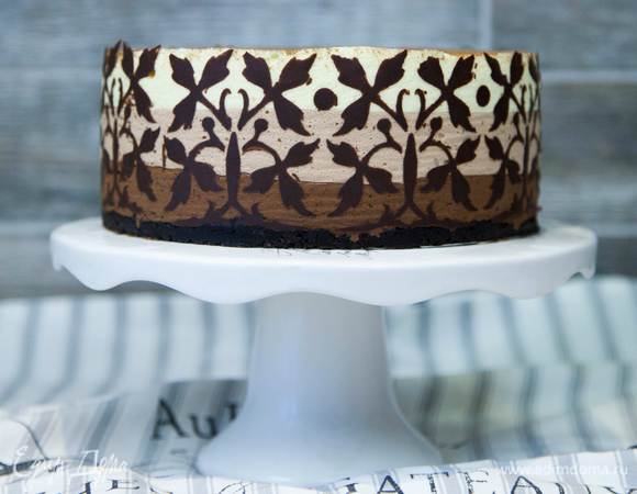 Затем аккуратно снимаем бумагу и остаётся красивое оформление боков торта.