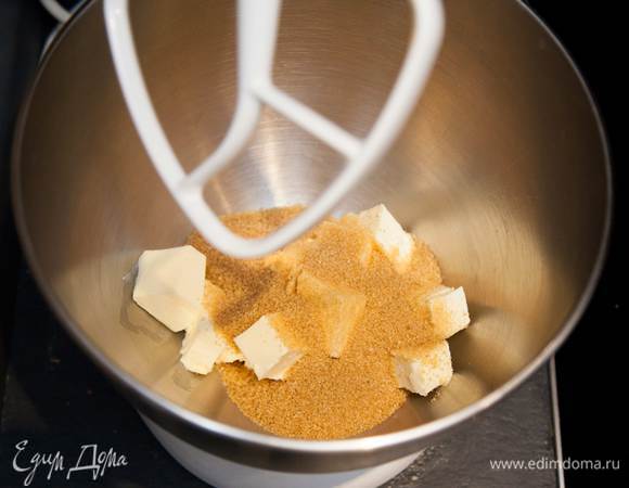 Взбить масло комнатной температуры с сахаром в кремовую пышную массу.