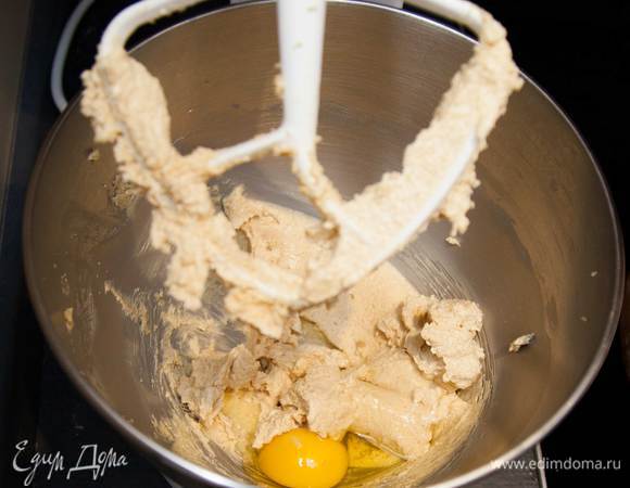 К масляной основе добавить 1 яйцо и взбить до однородности.