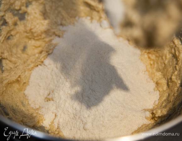 Затем добавить треть сухих ингредиентов и взбить до однородности. Далее повторяем процесс: 1 яйцо — часть сухих ингредиентов, 1 яйцо и остаток сухих ингредиентов.