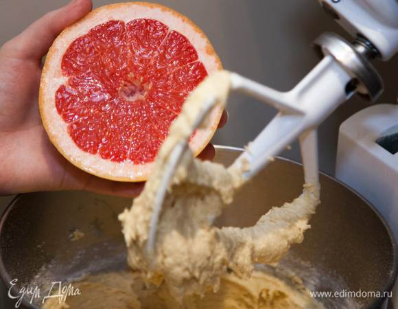 Добавить сок и цедру половины грейпфрута.