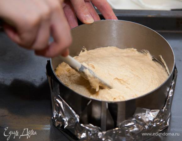 Выложить тесто в форму и выпекать до готовности. У меня торт 16 см и выпекался он 55 минут при температуре 160 градусов. Готовность проверяйте зубочисткой, она должна оставаться сухой. Перед сборкой остудить на решётке.