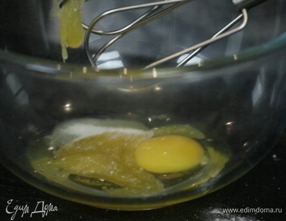 Когда основной бисквит остынет, можно переходить к готовке бисквита "мох". Этот вид отлично подходит для имитации губки или мха. Но он именно для декора, готовить из него полноценный торт не вариант.

Итак, взбить яйца с сахаром и мёдом.