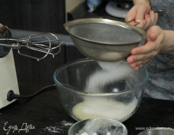 Постепенно добавляем просеянную муку вместе с разрыхлителем. Хорошо взбиваем.