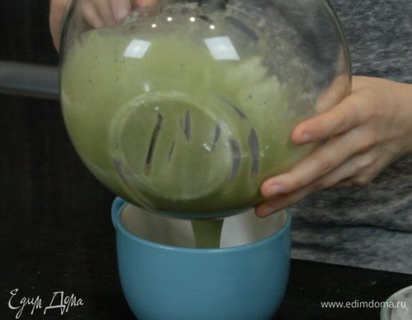 Далее переливаем массу в ёмкость, которую можно использовать в микроволновке и накрываем плёнкой. Готовим на мощности 900Вт 1,5 минуты. Масса сильно увеличивается в объёме. У меня была суповая чашка объёмом 800 мл, и бисквит поднялся до самого верха.