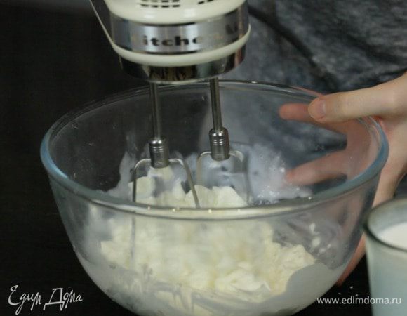 Для крема взбиваем маскарпоне с пудрой и молоком. Я не отмеряла точное количество кокосового молока, я постепенно его добавляла до получения желаемой консистенции. Крем получился и не плотным, и не жидким. Как хорошая деревенская сметана.