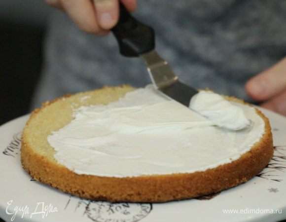 Собираем торт. Разрезаем бисквит на три части и смазываем коржи кремом.