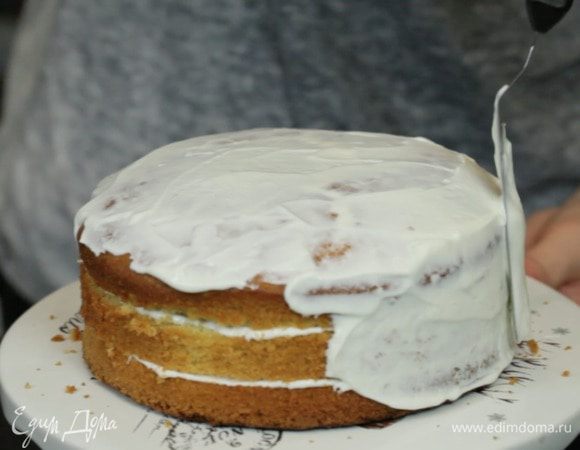 Далее обмазываем торт кремом целиком.