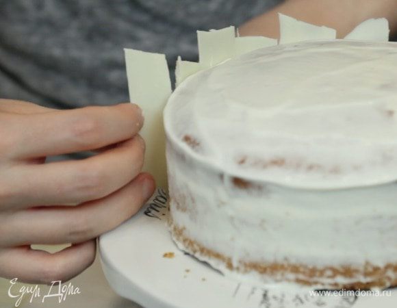 Создаём бортик из шоколада.