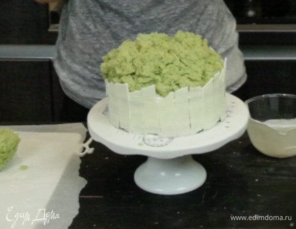 На этом этапе уже можно остановится, но решила ещё украсить торт цветами.