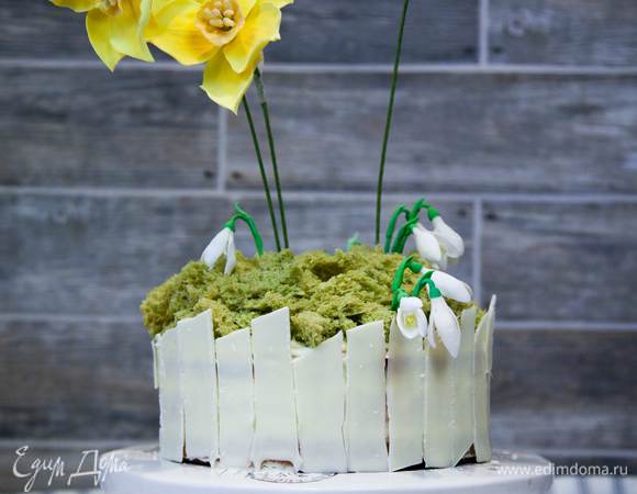 В качестве оформления использовала цветы из мастики: нарциссы и подснежники. Подробно здесь я не буду останавливаться на их создании. Для этого я сделала подробный пост с пошаговыми фотографиями
http://www.edimdoma.ru/club/posts/19986-nartsiss-i-podsnezhnik-iz-mastiki