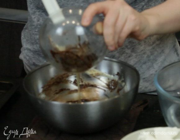 Растопить желатин в микроволновке 10 секунд и примешать к шоколадно-желтковой массе. 