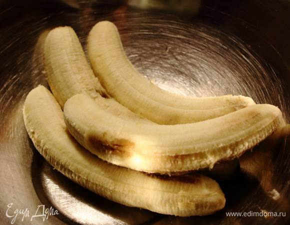 Включить нагреваться духовку на 175°C.
4 переспелых банана (можно и просто спелых, тоже подойдут) растереть в миске до состояния однородного пюре.