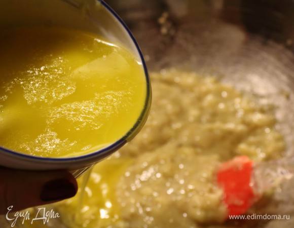 Добавить растопленное сливочное масло и перемешать до однородности.