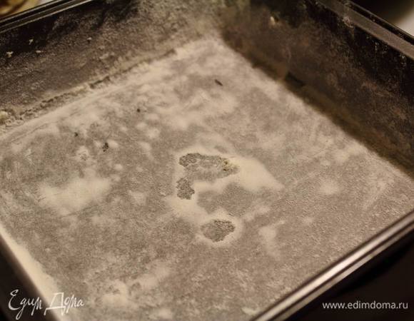 Форму смазать сливочным маслом и обсыпать мукой. Лишнюю муку струсить из формы. Благодаря такой посыпке готовый хлебушек вывалиться очень легко. Лучше, конечно, взять формочку для хлеба-кирпичика, но у меня ее нет пока, потому чуть шире (и потому хлебушек невысокий).